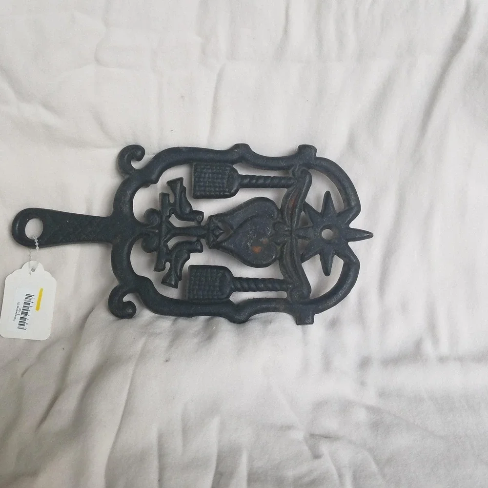 Vintage‎ Wilton Cast Iron Trivet doves brooms Kitchen Décor Wall Hanging